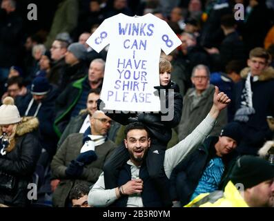 Londres, ANGLETERRE - MARS 04: Fans de fans demander une chemise pendant Emirates FA Cup Cinquième match rond entre Tottenham Hotspur et Norwich City en mars Banque D'Images