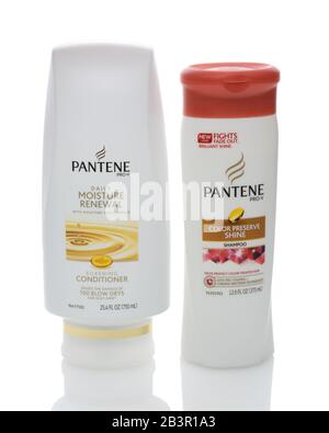 Irvine, CA - 12 DÉCEMBRE 2014 : deux bouteilles de produits de soins Capillaires Pantene. Introduit en Europe en 1947 par Hoffmann-la Roche de Suisse, le nom Banque D'Images