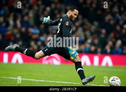 Londres, ANGLETERRE - 04 MARS : Michel Vorm de Tottenham Hotspur en action lors du cinquième match de la coupe Emirates FA entre Tottenham Hotspur et Norwich C Banque D'Images