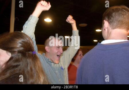 Waco, Texas, États-Unis, 14 novembre 2001 : les membres de l'église baptiste d'Antioch à Waco célèbrent la libération des travailleurs humanitaires et des anciens de l'Université Baylor, Heather Mercer et Dana Curry.Les deux membres de l'église ont été détenus par les Taliban pendant plus de trois mois et ont été libérés au début de jeudi et transportés par avion au Pakistan.©Bob Daemmrich Banque D'Images