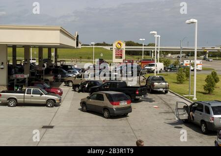 Angleton, Texas, États-Unis, 24 septembre 2005 : les automobilistes avec des réservoirs de gaz vides attendent dans une longue file d'attente dans un magasin de proximité du comté de Brazoria pour le gaz tandis que les résidents de la côte du golfe du Texas ont commencé à retourner à leurs maisons samedi après-midi après avoir été évacués avant l'ouragan Rita.©Bob Daemmrich Banque D'Images