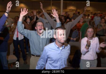 Waco, Texas, États-Unis, 14 novembre 2001 : les membres de l'église baptiste d'Antioch à Waco célèbrent la libération des travailleurs humanitaires et des anciens de l'Université Baylor, Heather Mercer et Dana Curry.Les deux membres de l'église ont été détenus par les Taliban pendant plus de trois mois et ont été libérés au début de jeudi et transportés par avion au Pakistan.©Bob Daemmrich Banque D'Images
