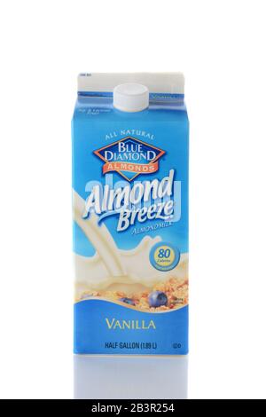 Irvine, CA - 2 JUIN 2015 : fermeture d'une boîte de Lait Blue Diamond Almond Breeze Almond. Amande Breeze est exempt de lait, soja, lactose, cholestérol, g Banque D'Images