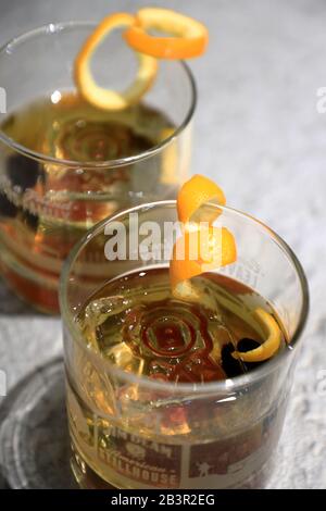 Deux verres de whisky à l'ancienne servis dans le Bar dans Jim Beam American Stillhouse.Clermont.Kentucky.USA Banque D'Images