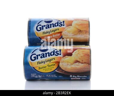 Irvine, CA - 15 FÉVRIER 2015 : deux boîtes de Biscuits Pilsbury Grands. Une gamme de cuves réfrigérées prêtes à cuire de General Mills. Banque D'Images