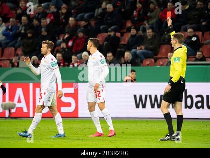 Leverkusen, Allemagne. 04ème mars 2020. L'arbitre Benjamin CORTUS r. montre Christopher LENZ l. (UB) la référence croisée de la carte rouge jaune, les quarts de finale de la coupe DFB de football, Bayer 04 Leverkusen (LEV) - Union Berlin (UB), le 04.03.2020 à Leverkusen/Allemagne. | utilisation dans le monde crédit: DPA/Alay Live News Banque D'Images