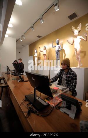 Les réceptionnistes travaillent à la réception dans 21C Museum Hotel Louisville.Louisville.Kentucky.USA Banque D'Images