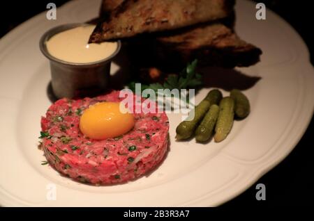 Steak tartare servi dans Repeal Oak-Fired Steakhouse.Whiskey Row.Louisville.Kentucky.USA Banque D'Images