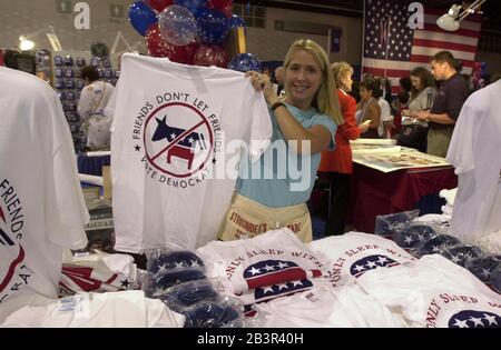 Philadelphie, Pennsylvanie États-Unis, août 2000 : t-shirt de fantaisie à vendre à la boutique de souvenirs du Congrès national républicain.©Bob Daemmrich Banque D'Images