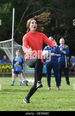 La duchesse de Cambridge tente sa main au Gaelic Football dans le cadre de sa visite au Salthill Knocknacarra GAA Club à Galway le troisième jour de sa visite en République d'Irlande. Banque D'Images