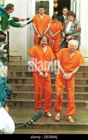 Waco Texas USA, 29 1993 avril : les membres de la secte religieuse Davidienne de la branche quittent une audience judiciaire portant des combinaisons, des chevilles et des menottes de prison du comté au palais de justice fédéral de Waco.Les prisonniers ont survécu à l'incendie mortel qui a tué 76 membres de la secte religieuse dans l'enceinte de la branche Davidienne et ont mis fin à un siège de 51 jours par les forces de l'ordre gouvernementales sur la propriété.©Bob Daemmrich Banque D'Images