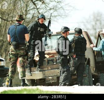 Waco Texas USA, mars 1993 : les agents du FBI déchargent leurs effets personnels, y compris les armes à feu, d'un camion de ramassage tôt dans le siège de 51 jours de l'enceinte du Mount Carmel Centre de la secte religieuse de la branche Davidienne.Le bras de fer entre les membres de la secte et les agents fédéraux chargés de l'application de la loi a pris fin le 18 avril, lorsque le feu a balayé le complexe, tuant 76 personnes.©Bob Daemmrich Banque D'Images