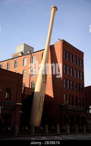 La grande batte la sculpture de batte de baseball surdimensionnée la réplique de la batte conçue pour Babe Ruth dans les années 1920 en face du musée et de l'usine Slugger.Louisville.Kentucky.USA Banque D'Images