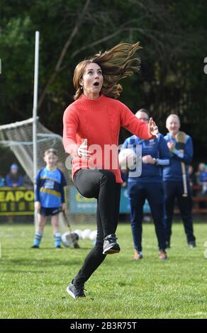 La duchesse de Cambridge tente sa main au Gaelic Football dans le cadre de sa visite au Salthill Knocknacarra GAA Club à Galway le troisième jour de sa visite en République d'Irlande. Photo PA. Date De L'Image: Jeudi 5 Mars 2020. Voir l'histoire de PA ROYAL Cambridge. Crédit photo devrait lire: Facundo Arrizabalaga/PA Fil Banque D'Images