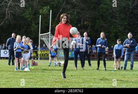 La duchesse de Cambridge tente sa main au Gaelic Football dans le cadre de sa visite au Salthill Knocknacarra GAA Club à Galway le troisième jour de sa visite en République d'Irlande. Photo PA. Date De L'Image: Jeudi 5 Mars 2020. Voir l'histoire de PA ROYAL Cambridge. Crédit photo devrait lire: Facundo Arrizabalaga/PA Fil Banque D'Images