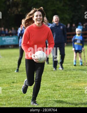 La duchesse de Cambridge tente sa main au Gaelic Football dans le cadre de sa visite au Salthill Knocknacarra GAA Club à Galway le troisième jour de sa visite en République d'Irlande. Photo PA. Date De L'Image: Jeudi 5 Mars 2020. Voir l'histoire de PA ROYAL Cambridge. Crédit photo devrait lire: Facundo Arrizabalaga/PA Fil Banque D'Images