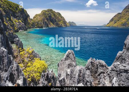 El Nido, Palawan, Philippines. Vue sur le détroit de Tapiutan du point de vue de l'île de Matinloc. Archipel De Bacuit Banque D'Images