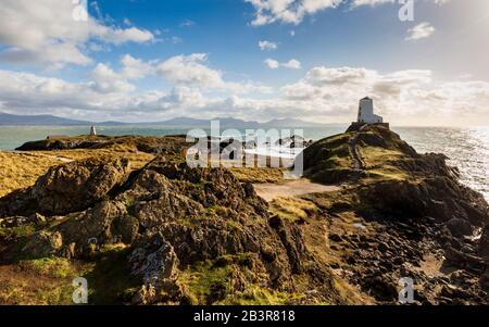 TWR Mawr et Twr Bach phares sur l'île de Llanddwyn, avec Snowdonia en arrière-plan, Anglesey Banque D'Images