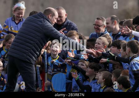 Le duc de Cambridge lors d'une visite au club Walthill Knocknacarra GAA à Galway pour en savoir plus sur les sports traditionnels au cours du troisième jour de leur visite en République d'Irlande. Banque D'Images