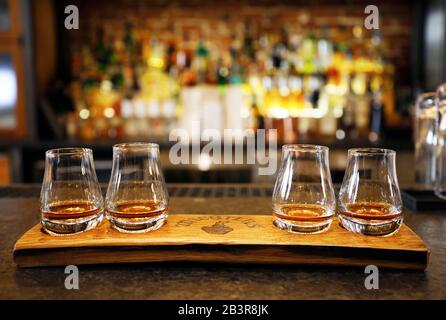 Des échantillons de dégustation de whisky Bourbon sont servis au bar de la distillerie de fort Nelson.Kentucky Bourbon Trail.Louisville.Kentucky.USA Banque D'Images