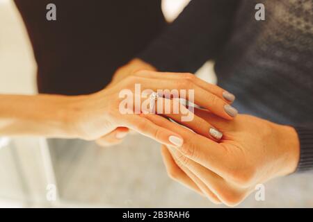 photo de l'homme et de la femme avec l'anneau de mariage, les jeunes mariés choisissent et achètent un anneau de mariage dans un magasin de bijoux Banque D'Images