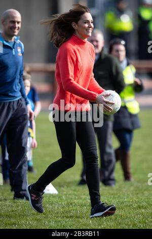 La duchesse de Cambridge tente sa main au Gaelic Football dans le cadre de sa visite au Salthill Knocknacarra GAA Club à Galway le troisième jour de sa visite en République d'Irlande. Banque D'Images