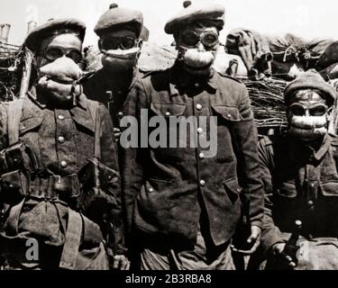 Les hommes des Highlanders Argyll et Sutherland portent des respirateurs à coussin précoce. La première Guerre mondiale a provoqué le premier besoin de masques à gaz produits en masse des deux côtés en raison de l'utilisation massive d'armes chimiques. L'armée allemande a utilisé du gaz toxique pour la première fois contre les troupes alliées lors de la deuxième bataille d'Ypres, en Belgique, le 22 avril 1915. En réponse immédiate, la laine de coton enveloppée dans du mousseline a été délivrée aux troupes avant le 1er mai. Il a été suivi par le masque de Veil noir, un tampon de coton imprégné d'une solution absorbante qui a été fixée sur la bouche à l'aide de voiles de coton noir. Banque D'Images