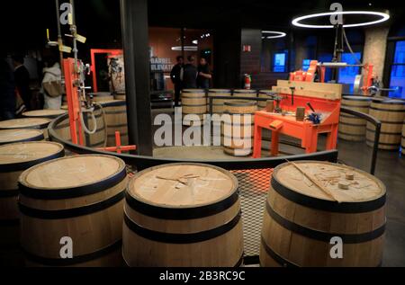 Fabrication de barils de whisky Bourbon dans Old Forester Distiling Co. Louisville.Kentucky.USA Banque D'Images