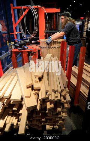 Fabrication de barils de whisky Bourbon dans Old Forester Distiling Co. Louisville.Kentucky.USA Banque D'Images