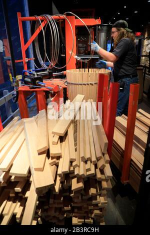 Fabrication de barils de whisky Bourbon dans Old Forester Distiling Co. Louisville.Kentucky.USA Banque D'Images