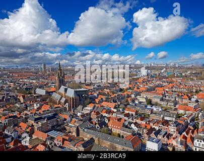 Vue élevée sur la ville de Delft, en Hollande avec une flèche de la vieille église Banque D'Images