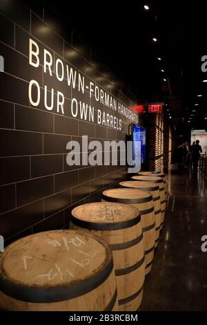 Fabrication de barils de whisky Bourbon dans Old Forester Distiling Co. Louisville.Kentucky.USA Banque D'Images