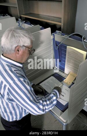 Austin, Texas États-Unis, vers 1996: Les Texan âgés votant dans les élections constitutionnelles en utilisant le bulletin de vote papier.©Bob Daemmrich Banque D'Images