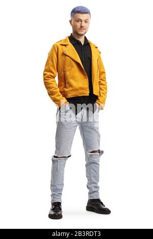 Portrait complet d'un gars branché dans une veste en cuir jaune isolée sur fond blanc Banque D'Images