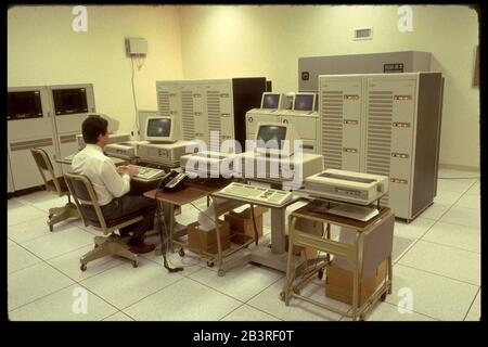 Austin Texas USA, 1990 : le superviseur travaille sur un terminal informatique devant les ordinateurs centraux au centre régional de traitement des données du recensement des États-Unis. ©Bob Daemmrich Banque D'Images