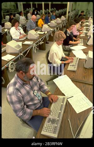 Austin Texas USA, 1990:les commis aux terminaux informatiques traitent les formulaires de recensement au centre de données pour le compte du recensement décennal des États-Unis.©Bob Daemmrich Banque D'Images