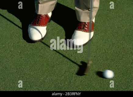 Austin, Texas USA: Le golfeur frappe la balle de golf avec un putter.©Bob Daemmrich Banque D'Images