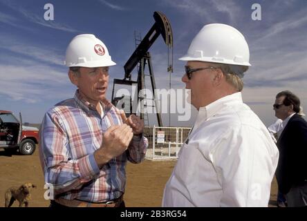 Texas : les dirigeants de l'industrie pétrolière discutent des affaires sur le site de la plate-forme pétrolière dans l'ouest du Texas.©Bob Daemmrich . Banque D'Images