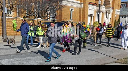 Les participants aux festivités de Cleveland Kurentovanje 2020 défilent dans l'ancien quartier slovène-américain de Cleveland, Ohio, États-Unis. Banque D'Images