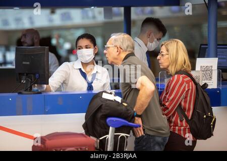 (200305) -- BUENOS AIRES, 5 mars 2020 (Xinhua) -- un personnel porte un masque à l'aéroport international d'Ezeiza à Buenos Aires, Argentine, 4 mars 2020. L'Argentine a intensifié les mesures sanitaires à l'aéroport international d'Ezeiza, dans la capitale de Buenos Aires, un jour après l'annonce de son premier cas mardi. (Photo De Martin Zabala/Xinhua) Banque D'Images