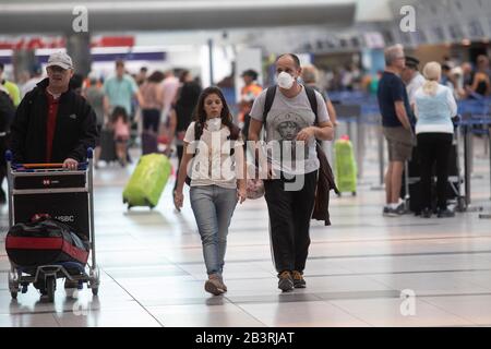 (200305) -- BUENOS AIRES, 5 mars 2020 (Xinhua) -- Les Passagers portent des masques à l'aéroport international d'Ezeiza, à 35 km de la ville de Buenos Aires, Argentine, 4 mars 2020. Mardi, les autorités argentines ont confirmé le premier cas du COVID-19. (Photo De Martin Zabala/Xinhua) Banque D'Images