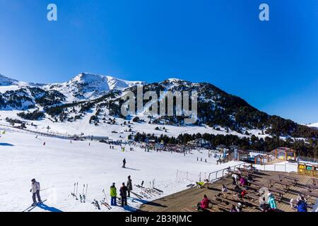 El Tarter, Andorre, Jan 2018 Skieurs, surfeurs des neiges et touristes se détendant dans les restaurants du centre de ski El Tarter. Les gens font la queue pour les remontées mécaniques, Pyrénées Banque D'Images