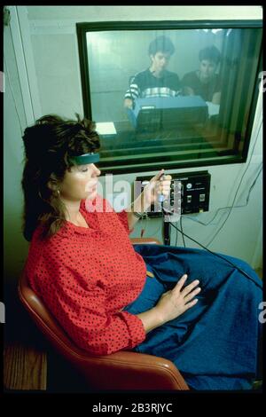 Austin Texas USA, vers 1988: Femme qui fait un test auditif dans une clinique universitaire de discours et d'audition.©Bob Daemmrich Banque D'Images