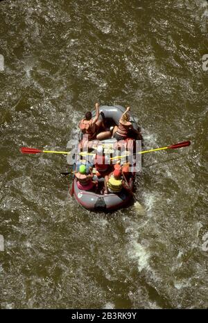 Nord du Nouveau-Mexique : les chevrons photographent les rapides sur la rivière Rio Grande lorsqu'elle traverse la gorge du Rio Grande près de Taos.©Bob Daemmrich Banque D'Images