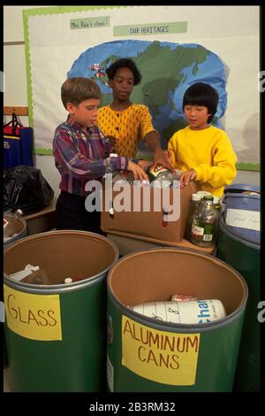 Austin Texas USA, vers 1988: Les élèves de sixième année trient les déchets dans des bacs de recyclage appropriés dans les salles de classe d'école publique.©Bob Daemmrich Banque D'Images