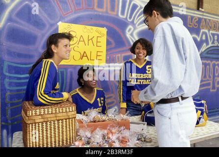 Austin Texas USA, vers 1996: Les membres de l'équipe de volley-ball de l'école secondaire tiennent une vente de bake de collecte de fonds à l'école.©Bob Daemmrich Banque D'Images