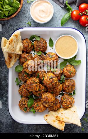 Boulettes de Sauasage avec fromage et sauce trempée Banque D'Images