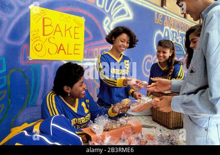 Austin Texas USA, vers 1996: Les membres de l'équipe de volley-ball de l'école secondaire tiennent une vente de bake de collecte de fonds à l'école.©Bob Daemmrich Banque D'Images