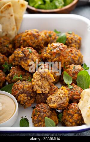 Boulettes de Sauasage avec fromage et sauce trempée Banque D'Images