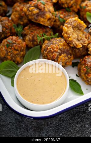 Boulettes de Sauasage avec fromage et sauce trempée Banque D'Images